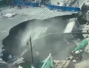 Çin’in Şanghay şehrinde metro inşaatının sürdüğü güzergahtaki kavşak çöktü