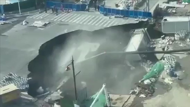 Çin’in Şanghay şehrinde metro inşaatının sürdüğü güzergahtaki kavşak çöktü