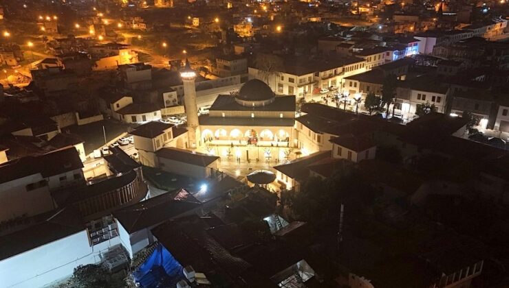 Depremin ardından Habibi Necar Camii’nde ilk teravihi kılındı