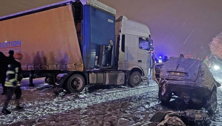 Erzurum’da tır ile çarpışan SUV tipi araçtaki 4 kişi hayatını kaybetti