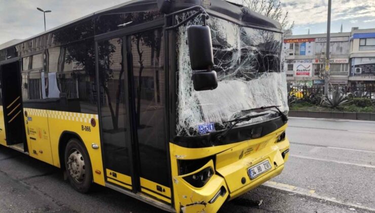 Fatih’te 3 İETT otobüsü durağa yanaşırken kaza yaptı