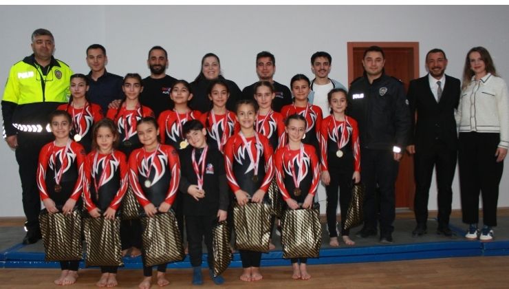 Halkapınar’da “Bayrak Sevgisi ve Spor” temalı gösteri düzenlendi