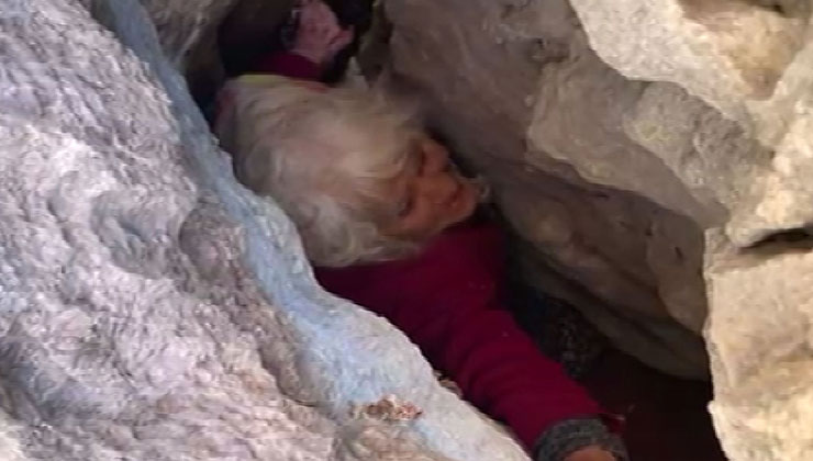 Hayvan otlatmaya çıkıp kayboldu, kayalıklardaki yarığa düşüp halde bulundu