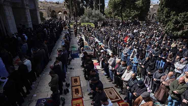 İsrail’in engellemelerine rağmen 100 bin Filistinli ramazanın ikinci cuma namazını Mescid-i Aksa’da kıldı