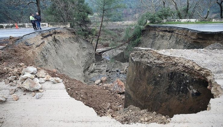 İzmir’de şiddetli yağış nedeniyle Selçuk-Aydın kara yolunda çökme meydana geldi
