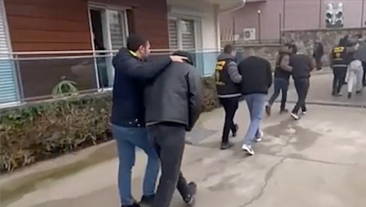 İzmir’de yasa dışı bahiste kullanılan “finans evleri” deşifre edildi, 49 şüpheli tutuklandı