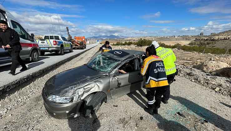 Karaman’da refüje çarpan otomobil şarampole takla attı: 1 yaralı