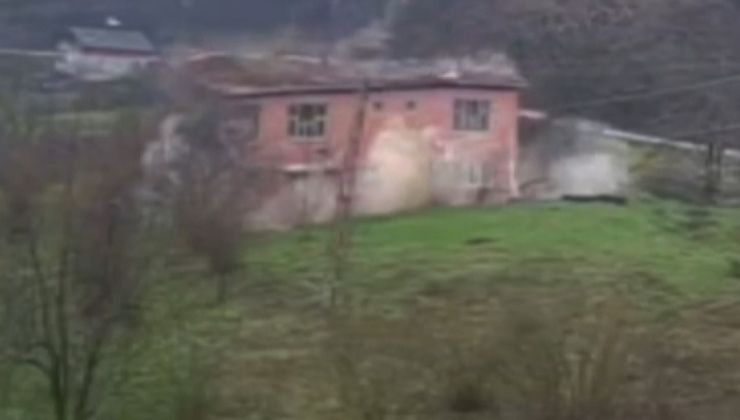 Kastamonu’da heyelan riski nedeniyle boşaltılan 2 katlı bina kendiliğinden yıkıldı