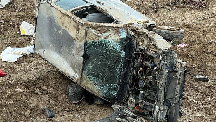 Konya yolunda kaza! Otomobil şarampole yuvarlandı: 1’i ağır 2 yaralı