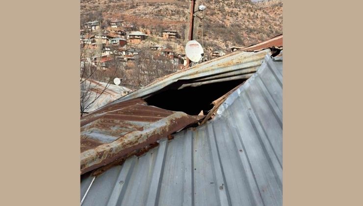 Konya’da dağdan kopan kaya parçası evin damına düştü