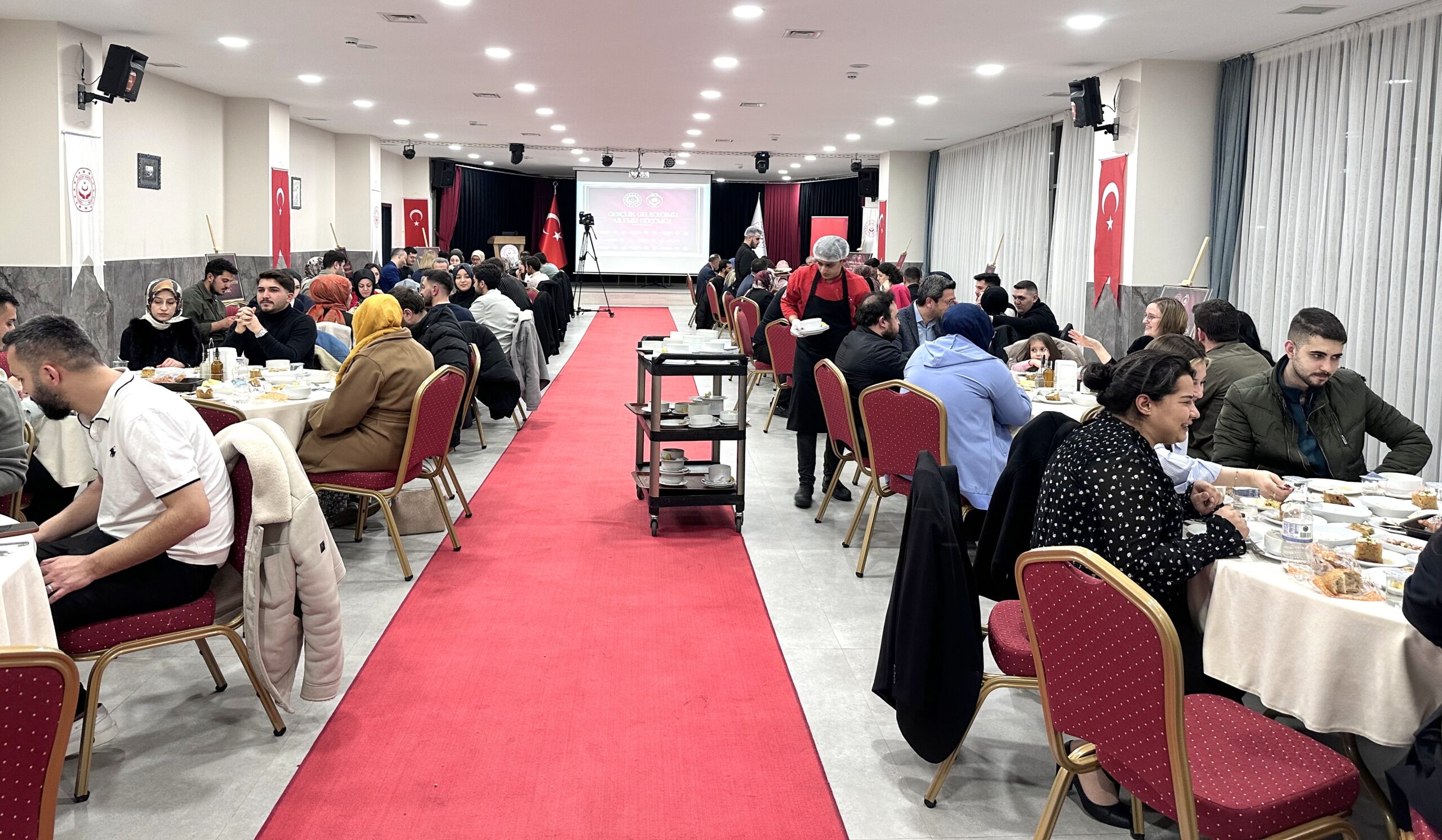 Konya’da devlet desteğiyle evlenen gençler akşam yemeğinde buluştu