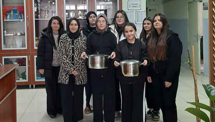 Konya’da lise öğrencileri çorba dağıtımı yaptı
