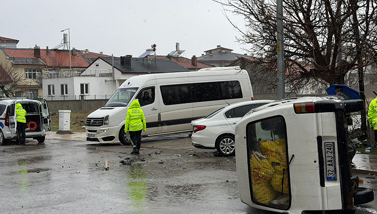 Konya’da minibüs devrildi! 1’i çocuk 3 kişi yaralandı