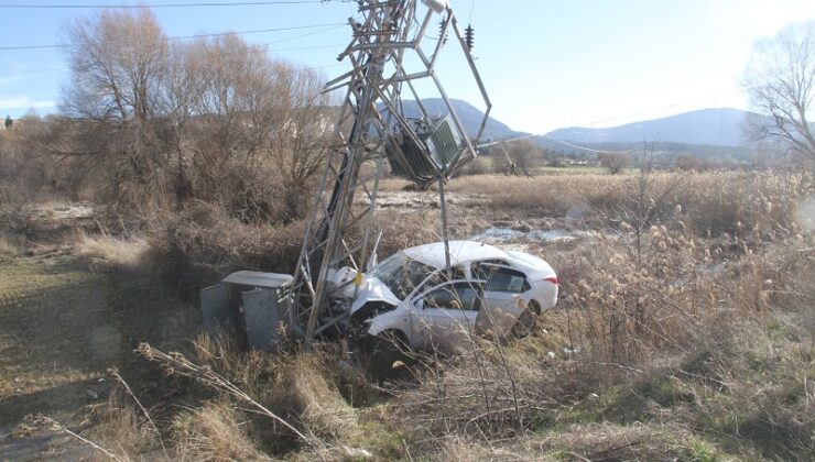 Konya’da otomobil direğe çarptı: 3 yaralı