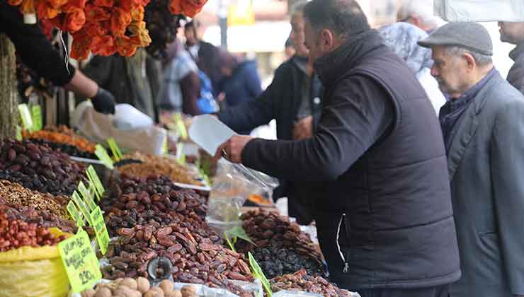Konya’da Ramazan’la birlikte hurma tezgahlarda yerini aldı