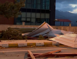 Konya’da şiddetli rüzgar hayatı olumsuz etkiledi
