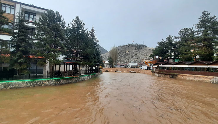 Konya’nın o ilçesinde sular yükseldi, araziler su altında kaldı