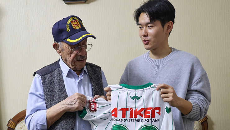 Konyasporlu futbolcu Kore gazisi ile buluştu