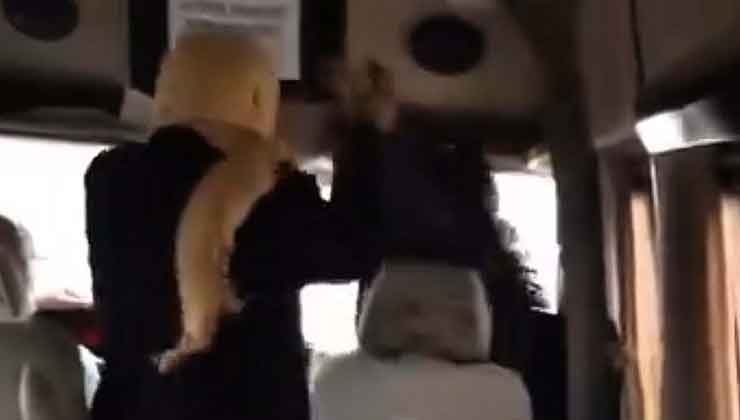 Minibüste kadınların ‘sigara içme’ kavgası kamerada