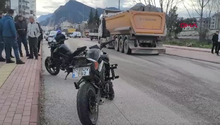 Motosikletle kamyona çarpan 2 liseli yaralandı