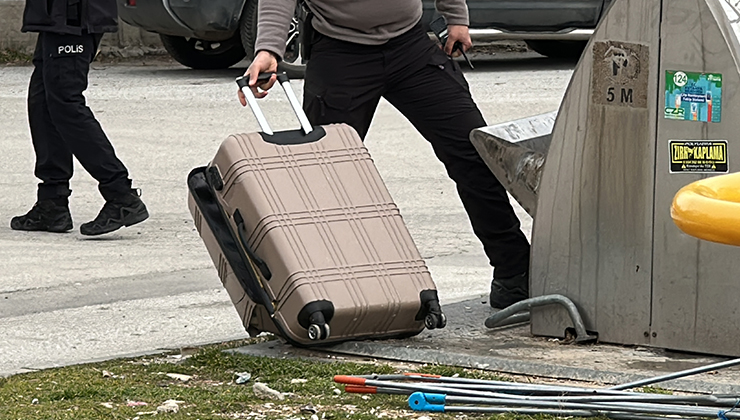 Parkta fünye ile patlatılan valizden taş parçaları çıktı