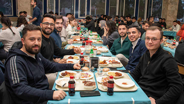 Selçuk Üniversitesi Merkez Yemekhanesi binlerce öğrenciyi iftarda buluşturuyor