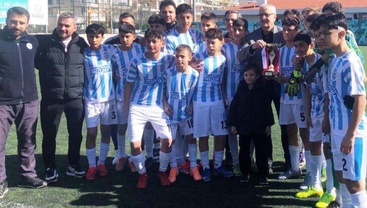 Selçuklu Belediyespor kupasını aldı