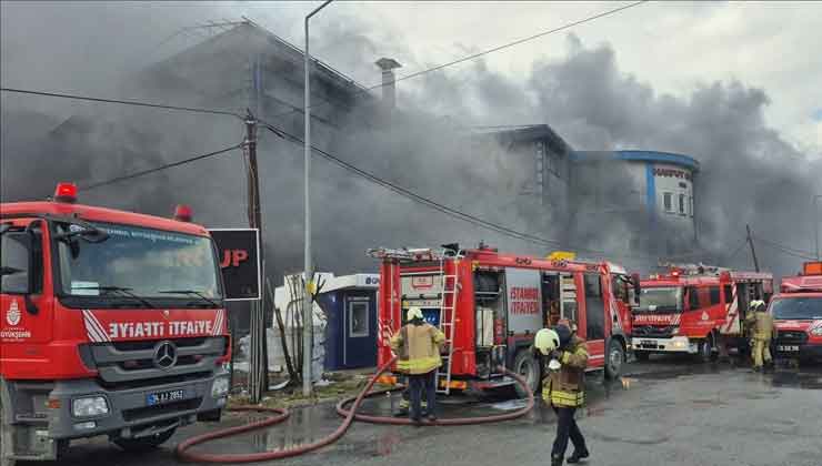 Silivri’de fabrikada çıkan yangına müdahale ediliyor