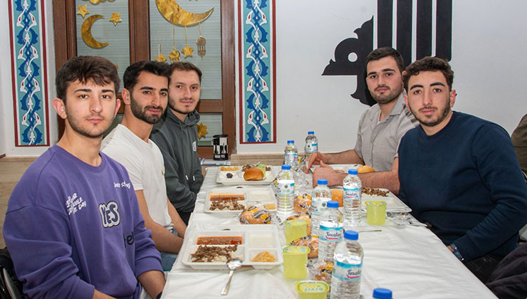 SÜMEDER ve Konya Müftülüğü Selçuk Üniversitesi öğrencilerini her gün iftarda buluşturuyor