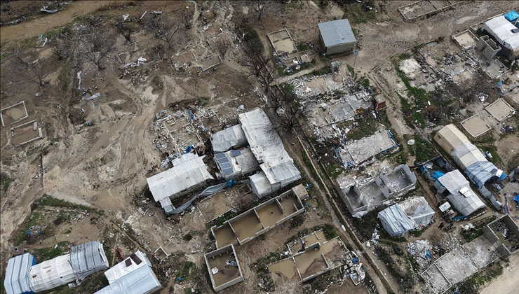 Suriye’nin İdlib ilinde şiddetli yağışlar 15 kampı vurdu, 300 çadır kullanılamaz hale geldi