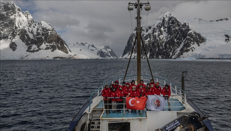 Türk bilim insanları 10. kez Beyaz Kıta’daki evleri Türk Bilimsel Araştırma Kampı’na ulaştı