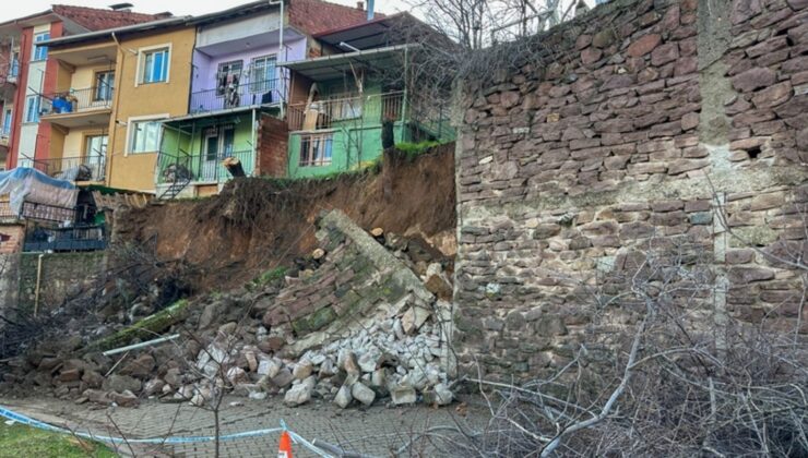 Uşak’ta toprak kayması ve istinat duvarının çökmesi sonucu 3 ev tahliye edildi