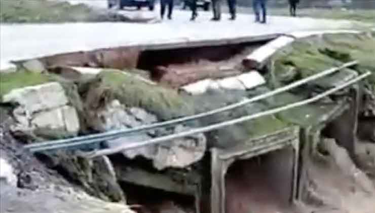 Yozgat’ta sağanak nedeniyle debisi yükselen derenin üzerindeki köprü yıkıldı