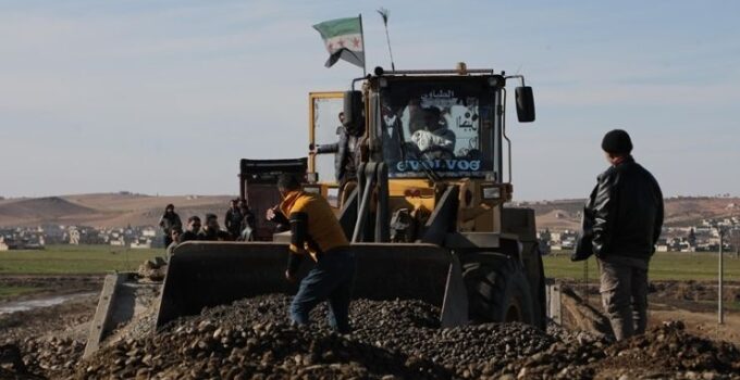 YPG’nin Aynularab’ın Şuyuk beldesinde patlattığı köprüyü halk kendi imkanlarıyla onarıyor