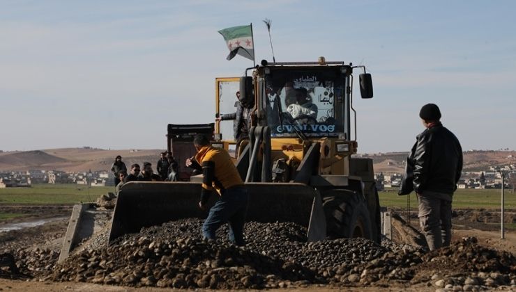YPG’nin Aynularab’ın Şuyuk beldesinde patlattığı köprüyü halk kendi imkanlarıyla onarıyor