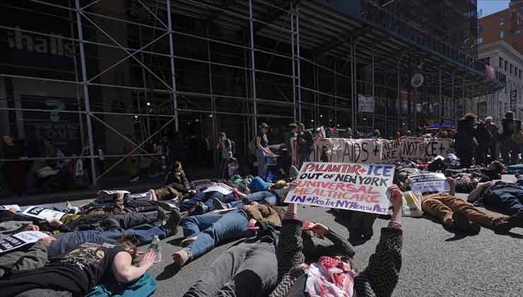 ABD’de, İsrail’e yapay zeka destekli gözetleme teknolojileri üreten Palantir’in merkezi önünde protesto