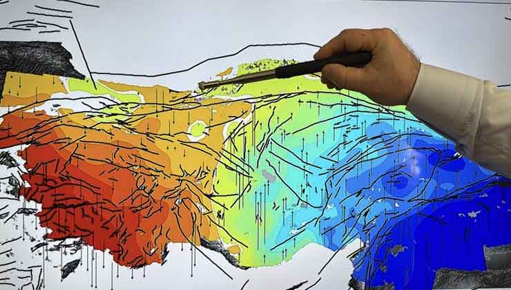 Akademisyenler, Anadolu’nun doğusu ile batısı arasında farklı yönlerde yer hareketi olduğunu belirledi