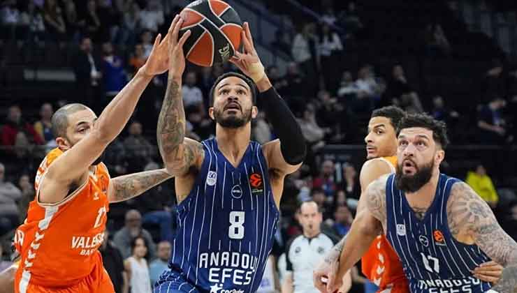 Anadolu Efes Barcelona sınavında