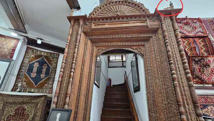 Antalya’daki halı dükkanında dekor olarak kullanılan tarihi mihrap Konya’ya dönüyor