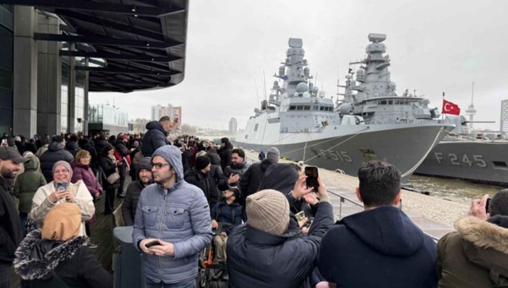 Avrupa’daki Türkler Rotterdam Limanı’na demirleyen TCG Anadolu’ya büyük ilgi gösterdi