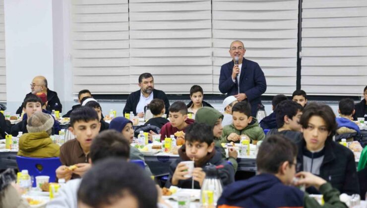 Başkan Kavuş, hafızlık talebeleriyle sahur sofrasında buluştu