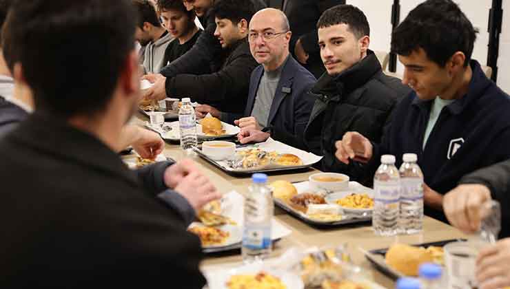 Başkan Pekyatırmacı öğrencilerle sahur yaptı
