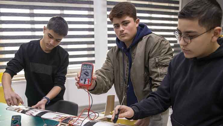 Bolu’da lise öğrencileri uçak kanatlarındaki titreşimden elektrik üreten sistem geliştirdi