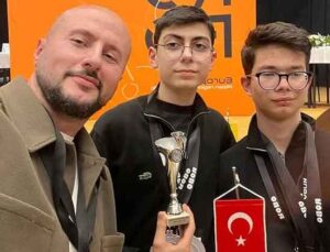Bursalı lise öğrencileri robotik yarışmasında dünya ikincisi oldu