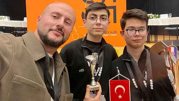 Bursalı lise öğrencileri robotik yarışmasında dünya ikincisi oldu