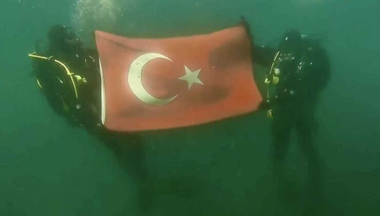 Erzurum’da SAK timi 2 bin 100 metre rakımdaki donmuş gölette Türk bayrağı açtı