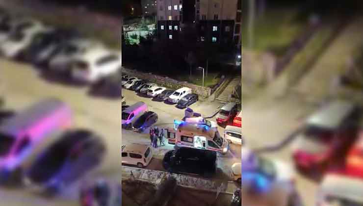 Evinin önüne gittiği eski eşiyle tartışan kişiyi, komşular sopayla dövdü: olay kamerada