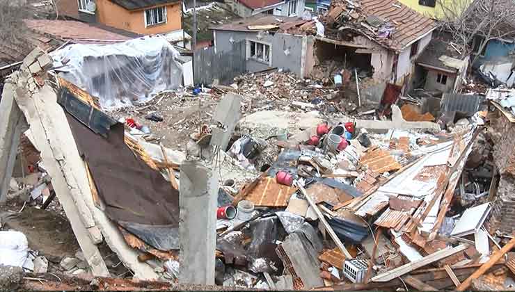 Fatih’te 2 binanın çökmesinin ardından hasar tespit çalışması başlatıldı