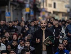 Filistinliler, bayram namazını İsrail’in kısıtlamaları nedeniyle kapatılan Mescid-i Aksa çevresinde kıldı