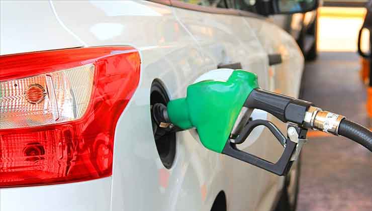 Hindistan’da “petrol sıkıntısı olabileceği” iddiası, akaryakıt istasyonlarında uzun kuyruklara yol açtı